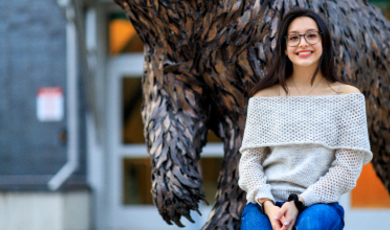 Paulina Aguilar坐在BSU校园的熊雕像前